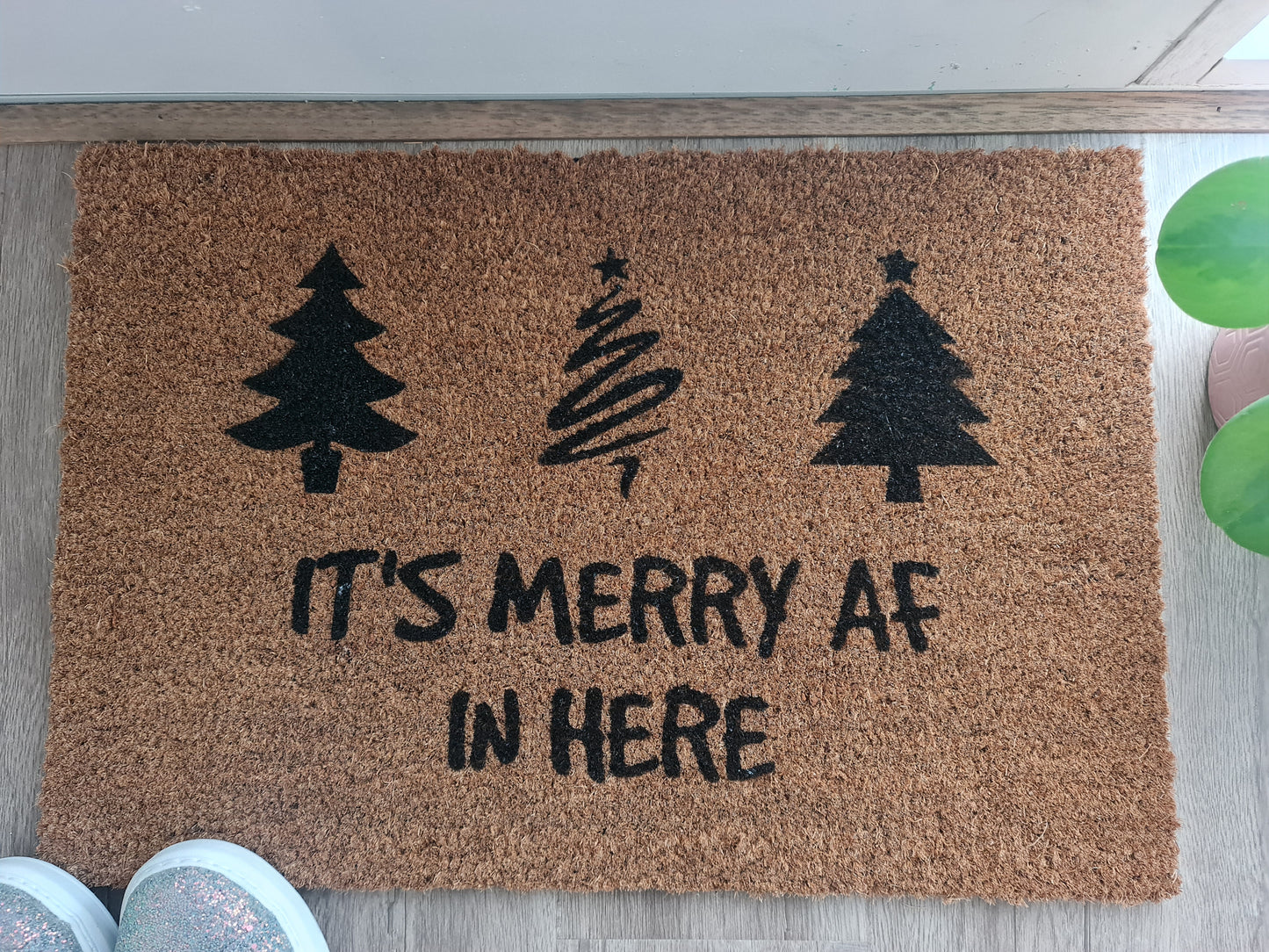 IT'S MERRY AF IN HERE FUN XMAS CUSTOM DOOR MAT
